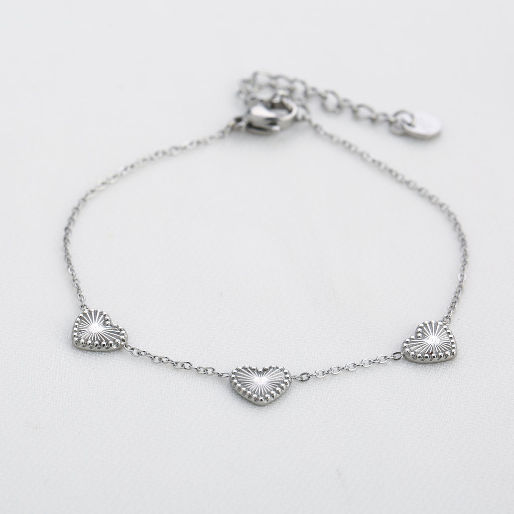 Bracelet three hearts pattern