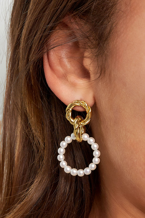 Earrings circles twisted pearls