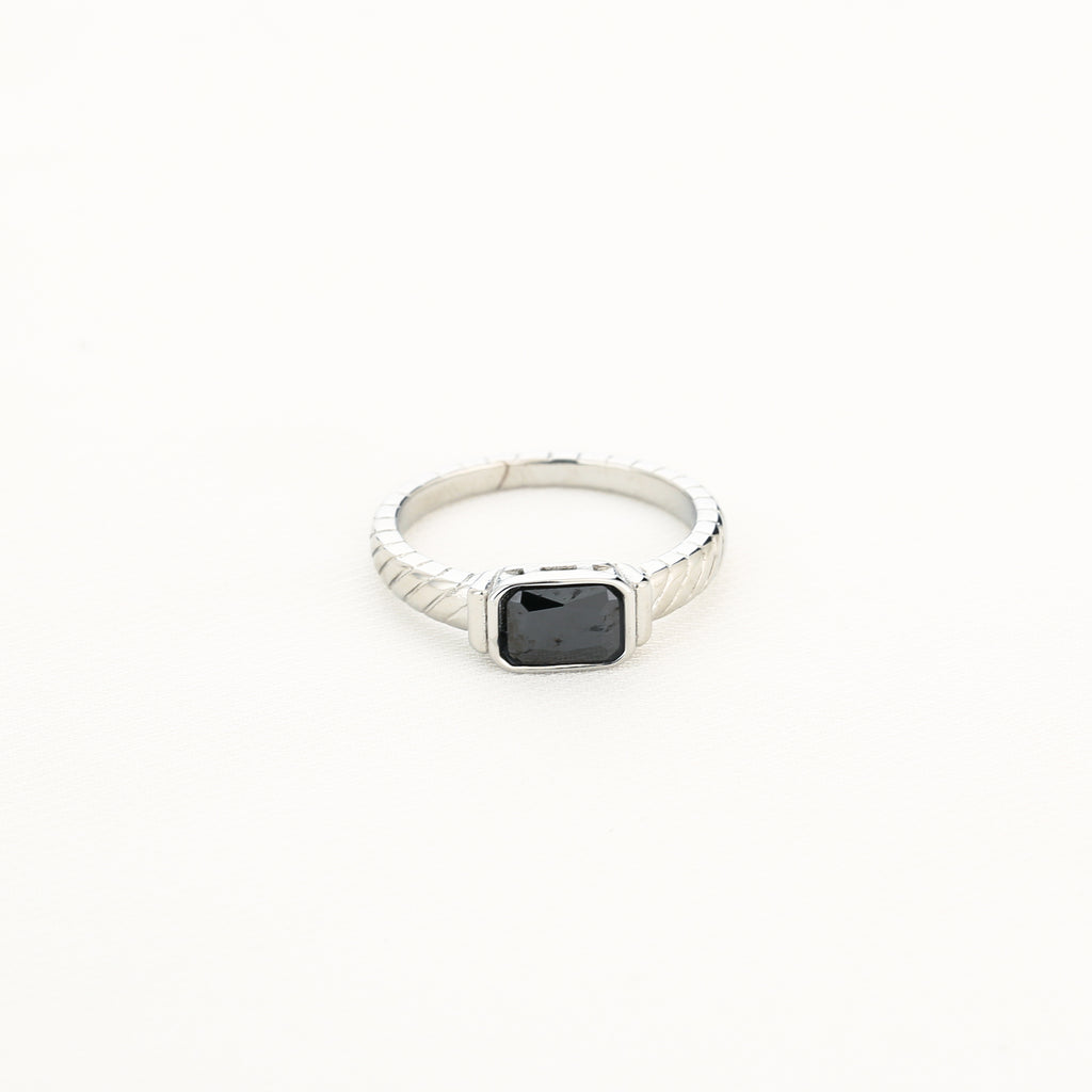 Ring vintage small black