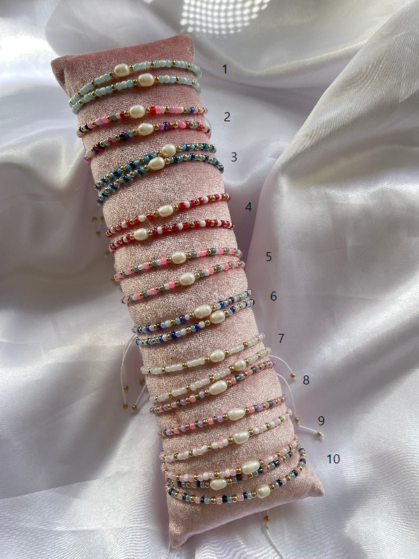 Beaded bracelet colored pearl